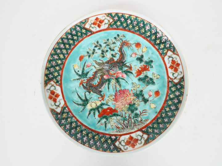 Chine, vers 1900  Coupe en porcelaine et émaux polychromes à décor de 
