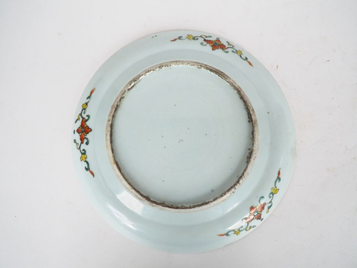 Chine, vers 1900  Coupe en porcelaine et émaux polychromes à décor de 