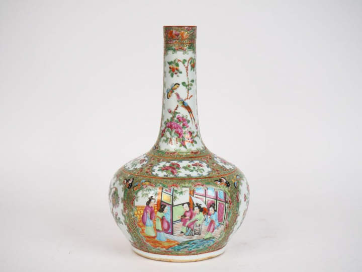 Chine, vers 1900, Vase pansu à long col en porcelaine et émaux de Cant