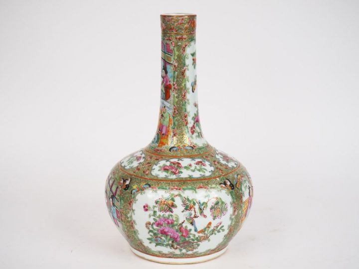 Chine, vers 1900, Vase pansu à long col en porcelaine et émaux de Cant