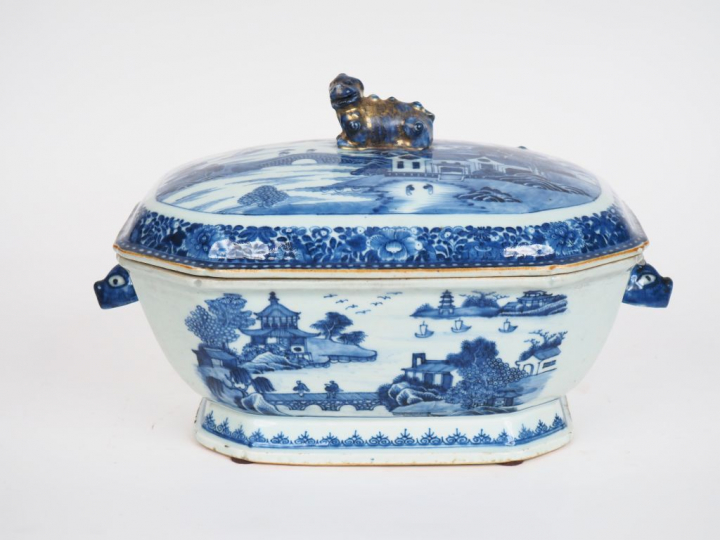 Compagnie des Indes XVIIIe siècle,  Terrine couverte en porcelaine ble