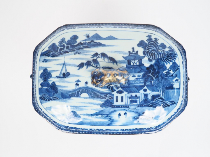 Compagnie des Indes XVIIIe siècle,  Terrine couverte en porcelaine ble