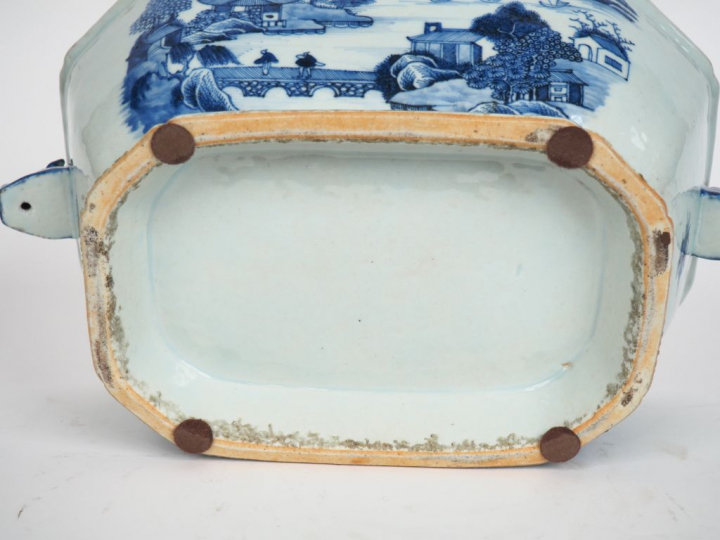 Compagnie des Indes XVIIIe siècle,  Terrine couverte en porcelaine ble