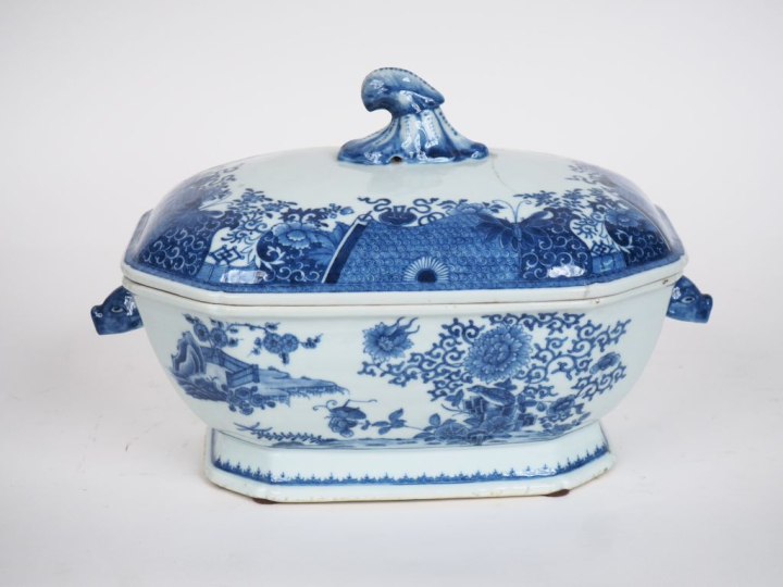 Compagnie des Indes XVIIIe siècle,  Terrine couverte en porcelaine ble
