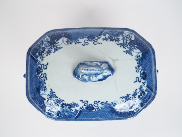 Compagnie des Indes XVIIIe siècle,  Terrine couverte en porcelaine ble