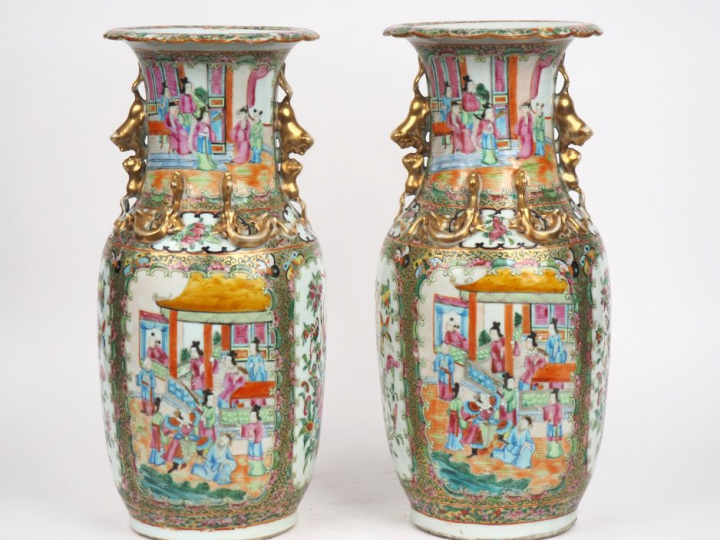 Canton, fin XIXe siècle,  Paire de vases de forme balustre en porcelai