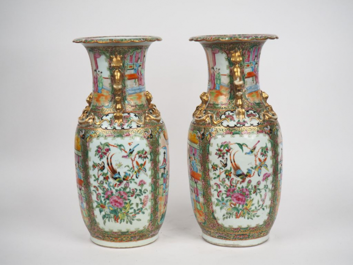 Canton, fin XIXe siècle,  Paire de vases de forme balustre en porcelai