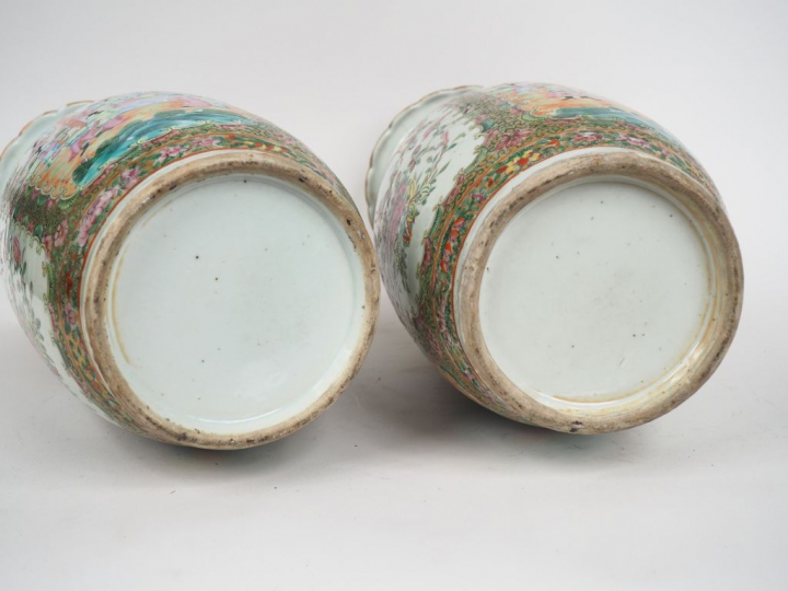 Canton, fin XIXe siècle,  Paire de vases de forme balustre en porcelai