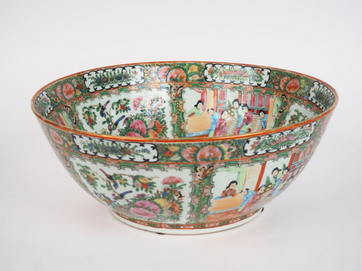 Canton, vers 1920  Important bol à punch en porcelaine et émaux de sty