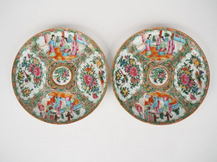 Canton, fin XIXe siècle,  Paire d'assiettes en porcelaine et émaux de 