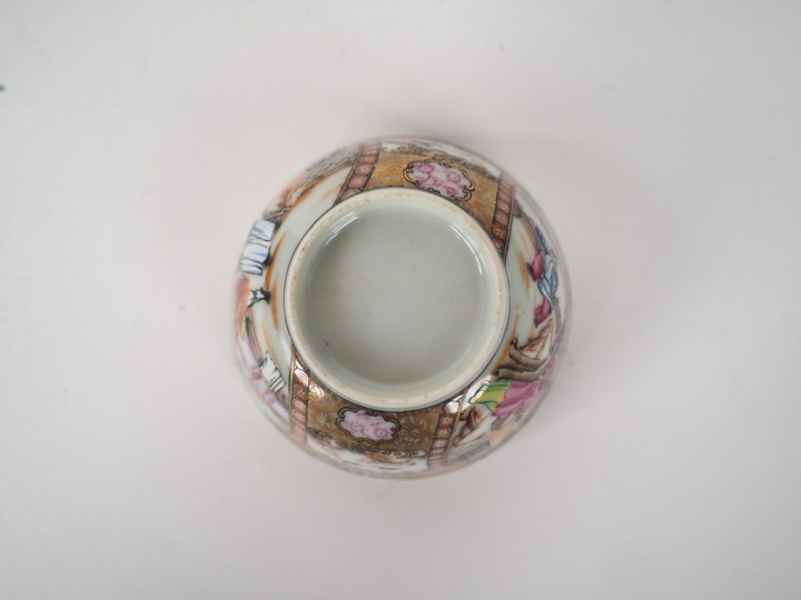 Chine, XVIIIe siècle,  Tasse et sous tasse en porcelaine et émaux dit 