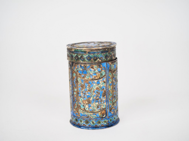 Chine, dynastie des Qing, Petit étui en argent vermeillé et émaillé à 