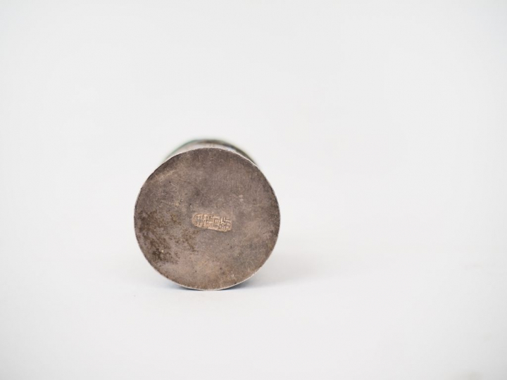 Chine, dynastie des Qing, Petit étui en argent vermeillé et émaillé à 