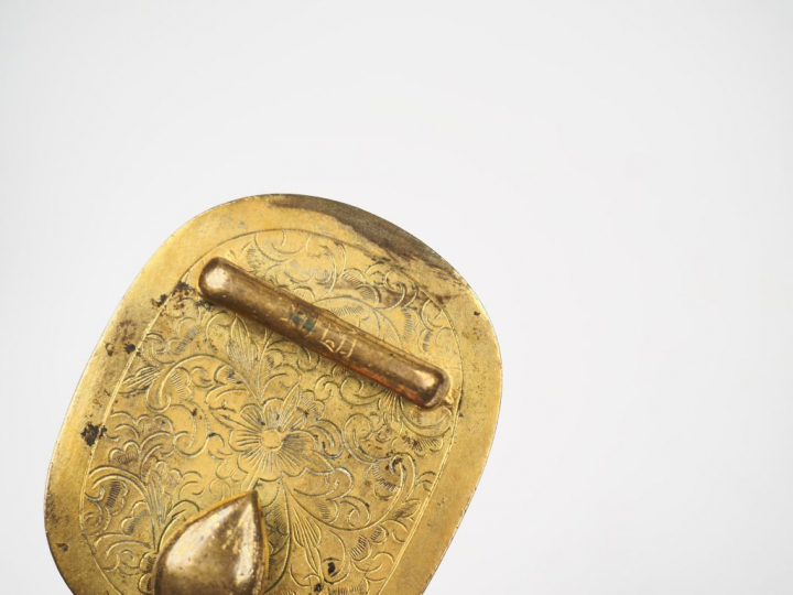 Chine, XVIIIe siècle,  Deux éléments de boucle de ceinture en émaux cl