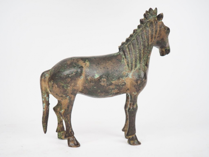 Chine, XXe siècle, Sujet en bronze représentant un cheval
