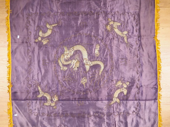 Chine du Sud, vers 1900 Ensemble comprenant un tissu et un coussin ass