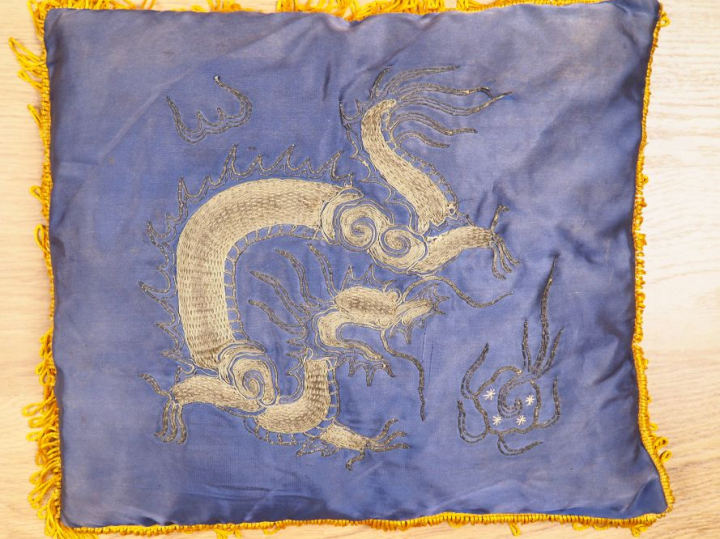 Chine du Sud, vers 1900 Ensemble comprenant un tissu et un coussin ass