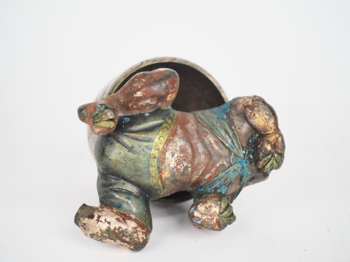 Japon, XXe siècle,  Okimono en métal laqué polychrome et doré représen