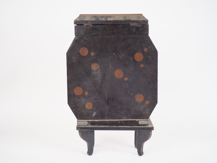 Japon,vers 1900, Petit cabinet en bois ouvrant à deux portes et tiroir