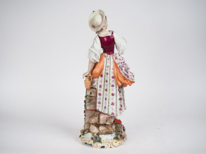 Sculpture XIXème en porcelaine polychrome de Saxe "jeune fille à la fl