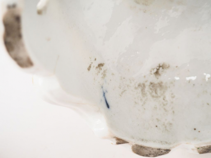 Sculpture XIXème en porcelaine polychrome de Saxe "jeune fille à la fl