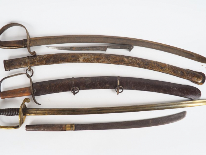 Lot composite comprenant divers armes blanches () dont un poignard kab
