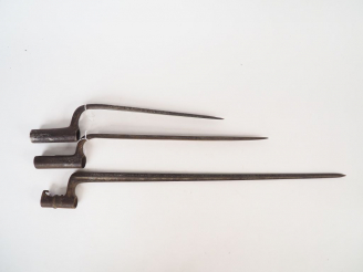 Vente aux enchères Lot de trois baïonnettes à douille françaises, on y trouve deux baïonn