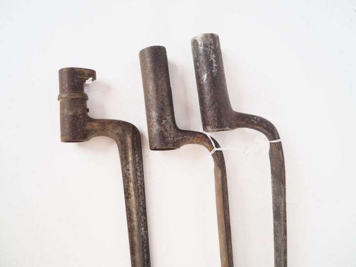 Lot de trois baïonnettes à douille françaises, on y trouve deux baïonn