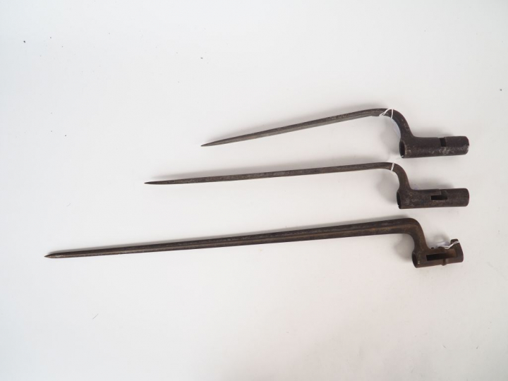 Lot de trois baïonnettes à douille françaises, on y trouve deux baïonn