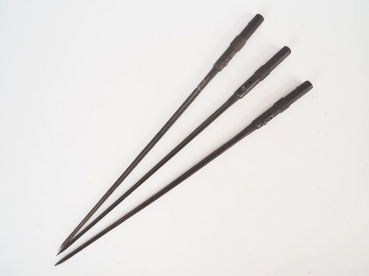 Lot de 3 baïonnette réglementaire française pour fusil M.A.S. 36. Lame