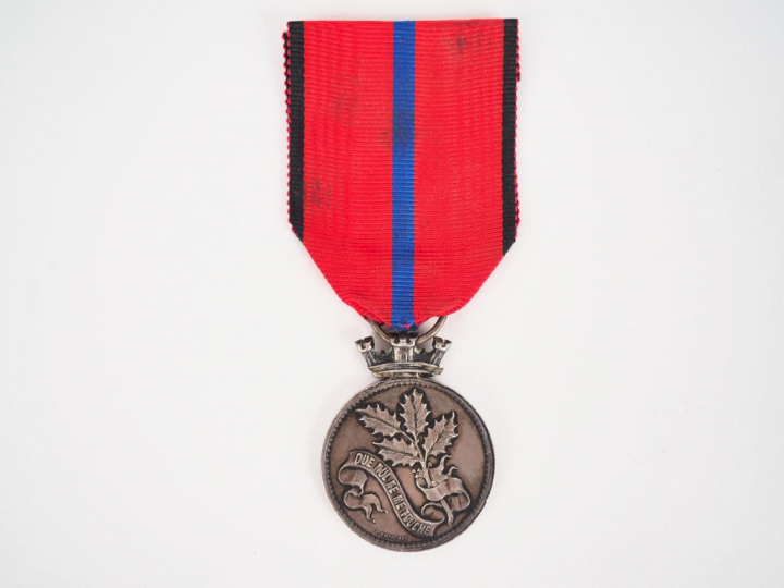 Médaille pendante à module rond bélière articulée en couronne au trois