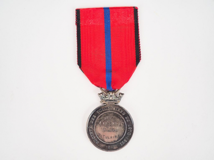 Médaille pendante à module rond bélière articulée en couronne au trois