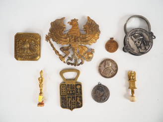 Vente aux enchères Boite contenant divers objets dont loupe dans un étui au profil de Nap