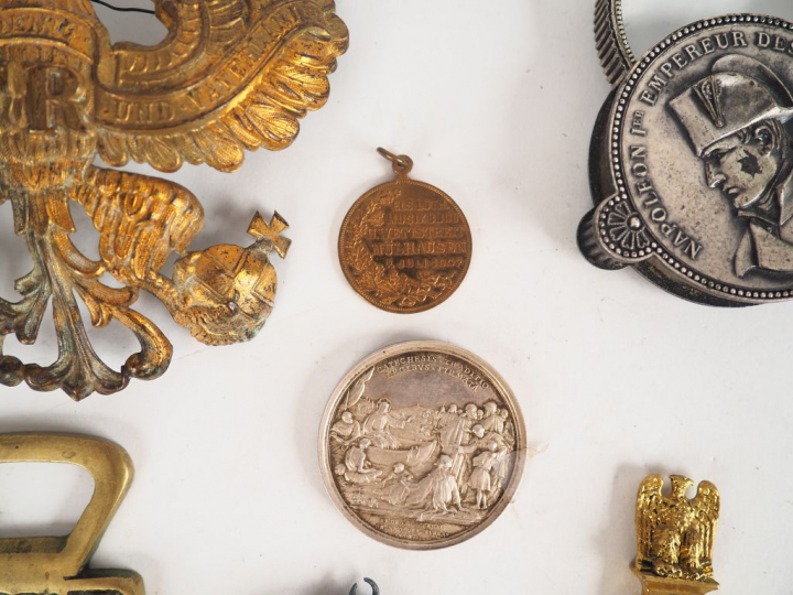 Boite contenant divers objets dont loupe dans un étui au profil de Nap