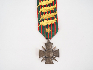 Vente aux enchères Croix de guerre française 1914/1918 avec long ruban orné de 19 palmes 