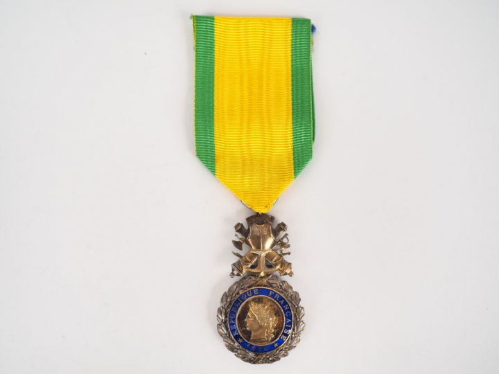 Rare et bel exemplaire de la médaille militaire type troisième républi