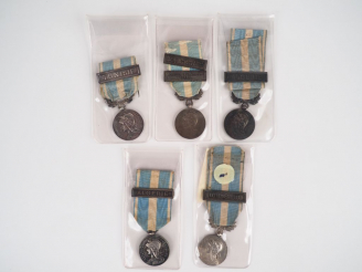 Vente aux enchères Lot de 5 médailles coloniales françaises, module rond, ruban blanc et 