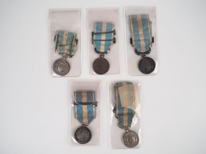 Lot de 5 médailles coloniales françaises, module rond, ruban blanc et 