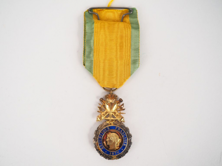 Rare et bel exemplaire de la médaille militaire type troisième républi