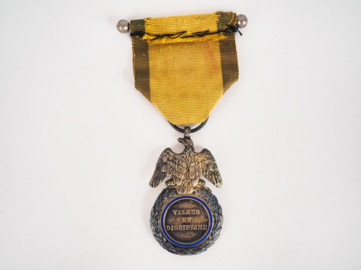 Médaille militaire 2eme modèle, module rond en argent avec dorures, bé
