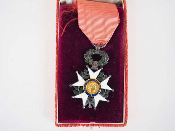 Boite en cartonnage rouge pâle contenant une étoile de chevalier de la