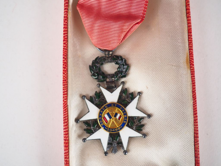 Boite en cartonnage rouge pâle contenant une étoile de chevalier de la