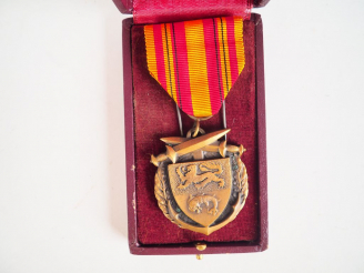 Vente aux enchères Boite contenant une décoration pendante dite médaille de Dunkerque 194