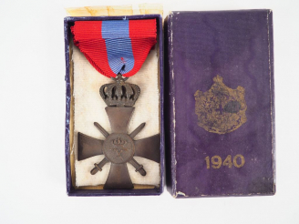 Vente aux enchères Croix de guerre grecque dans sa boite, croix de bronze, épées croisées
