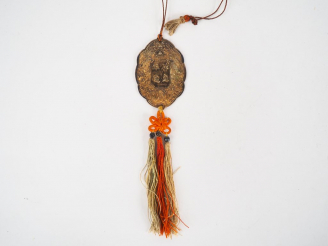 Vente aux enchères Belle décoration en bronze du royaume d’Annam biface « KIM BHOI » inst