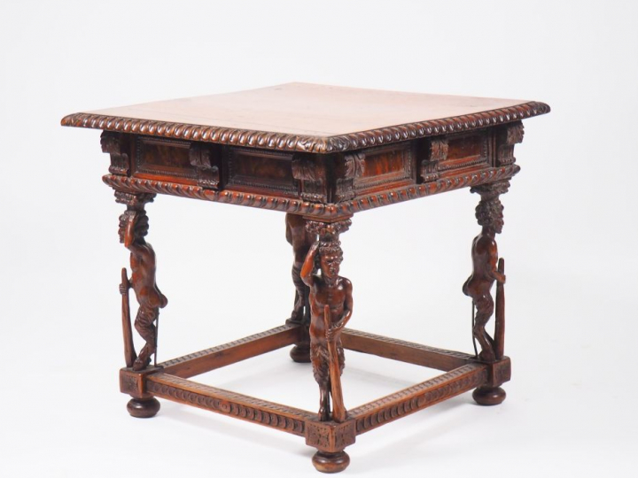 Table de milieu  de style Renaissance en noyer à décor de 4 faunes en 