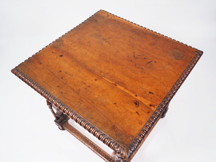 Table de milieu  de style Renaissance en noyer à décor de 4 faunes en 