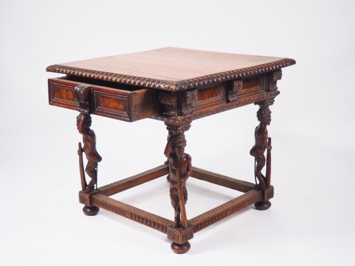 Table de milieu  de style Renaissance en noyer à décor de 4 faunes en 