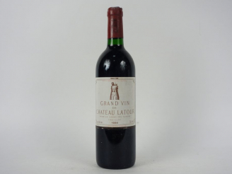 Vente aux enchères 1 BOUTEILLE CHÂTEAU LATOUR 1er GCC PAUILLAC - 1986 - BG/CAPS AB