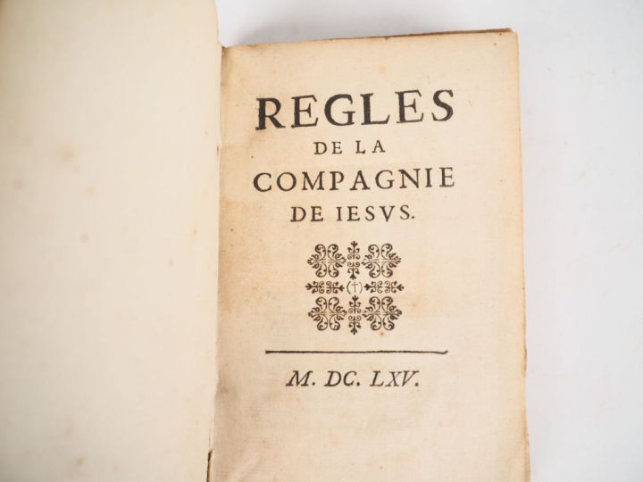 [JÉSUITES]. RÈGLES DE LA COMPAGNIE DE JÉSUS. S.l.n.e., 1665. In-12 vél